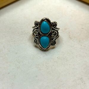 Women’s ring with turquoise accent